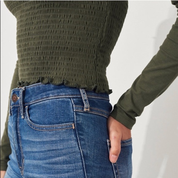 Hollister Smocked Off The Shoulder Long Sleeve Crop Top - Picture 3 of 8